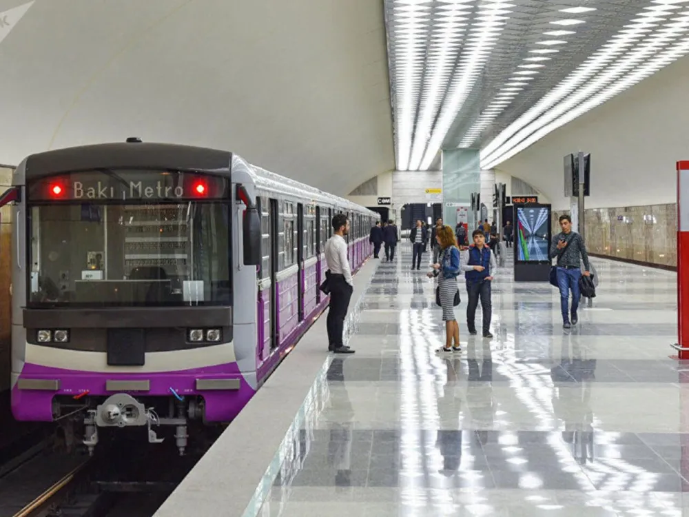 Bakı metrosunda gərgin anlar - Gənc oğlanın ürəyi getdi / FOTOLAR