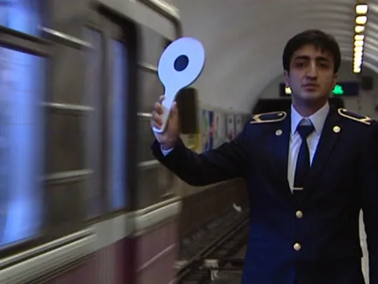 Metropoliten işçisinin səsi eşidənləri heyran edir - VİDEO